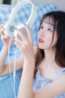 《年轻的女教师》在线播放